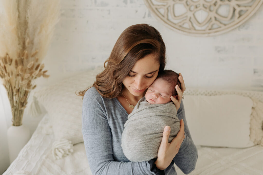 mom and baby at a boho newborn photoshoot | Kelly Adrienne Photography