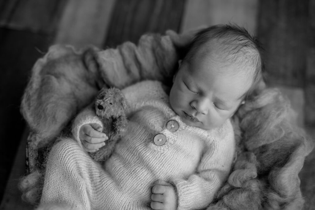 black and white newborn photography | Kelly Adrienne Photography