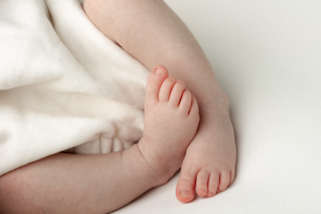 baby feet closeup photo | Kelly Adrienne Photography