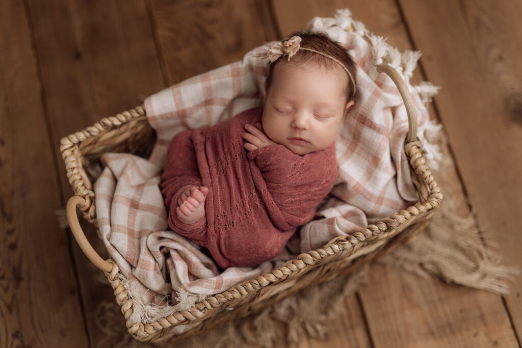 newborn photos in Pittsburgh | baby girl in pink and white